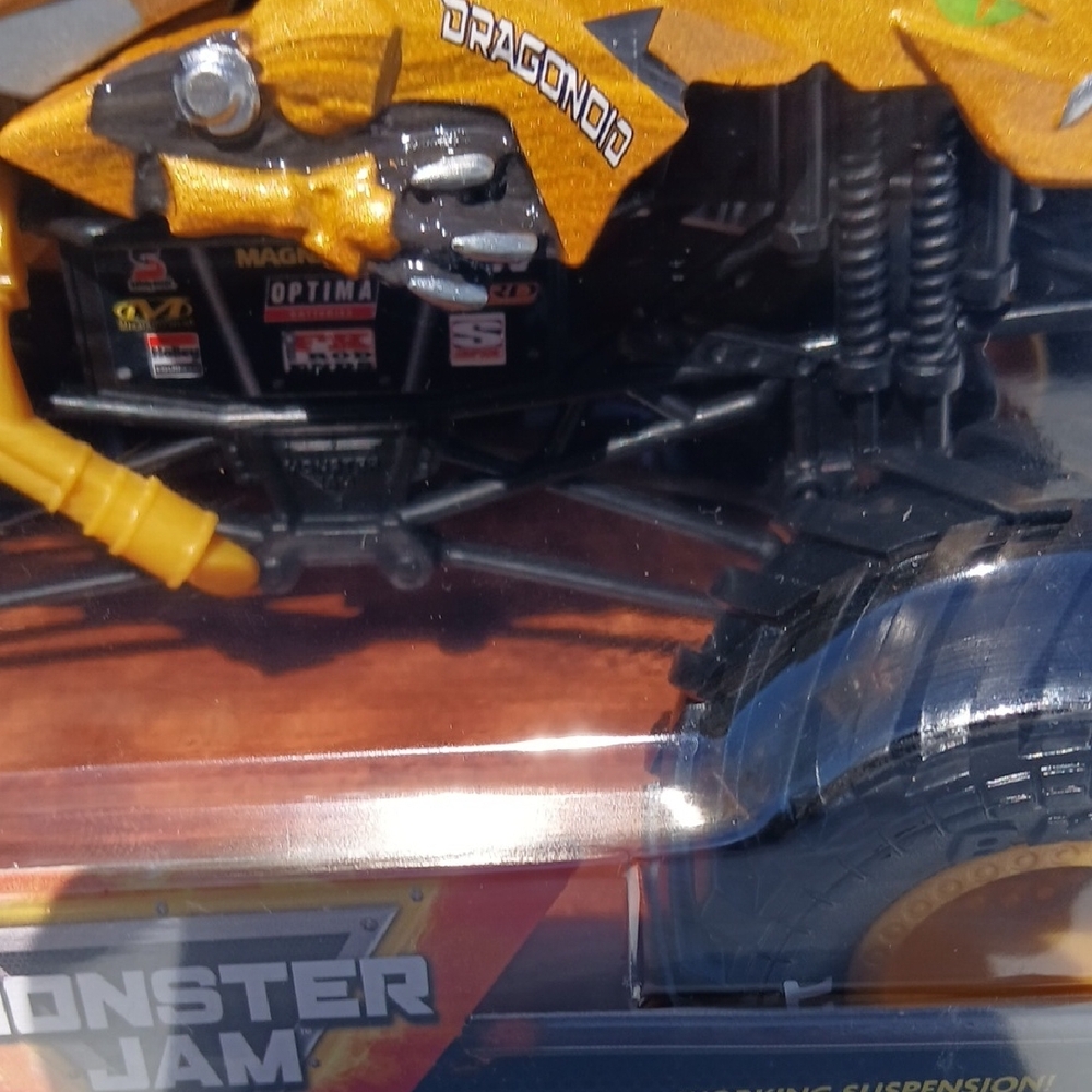 Dragonoid  Monster Jam Truck Toy - Gold and Black. 1/24 - Picture 2 of 7